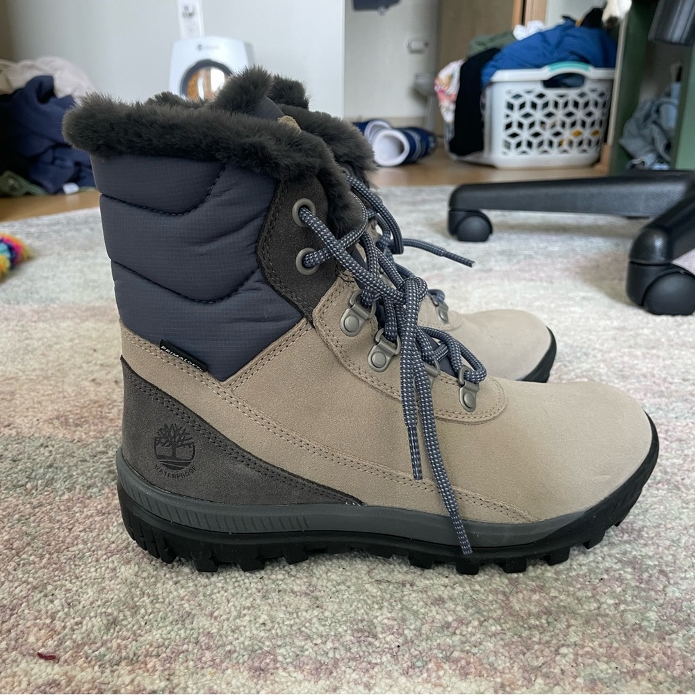 NWOT Timberland size 7 Mt. Hayes primaloft chukka boots